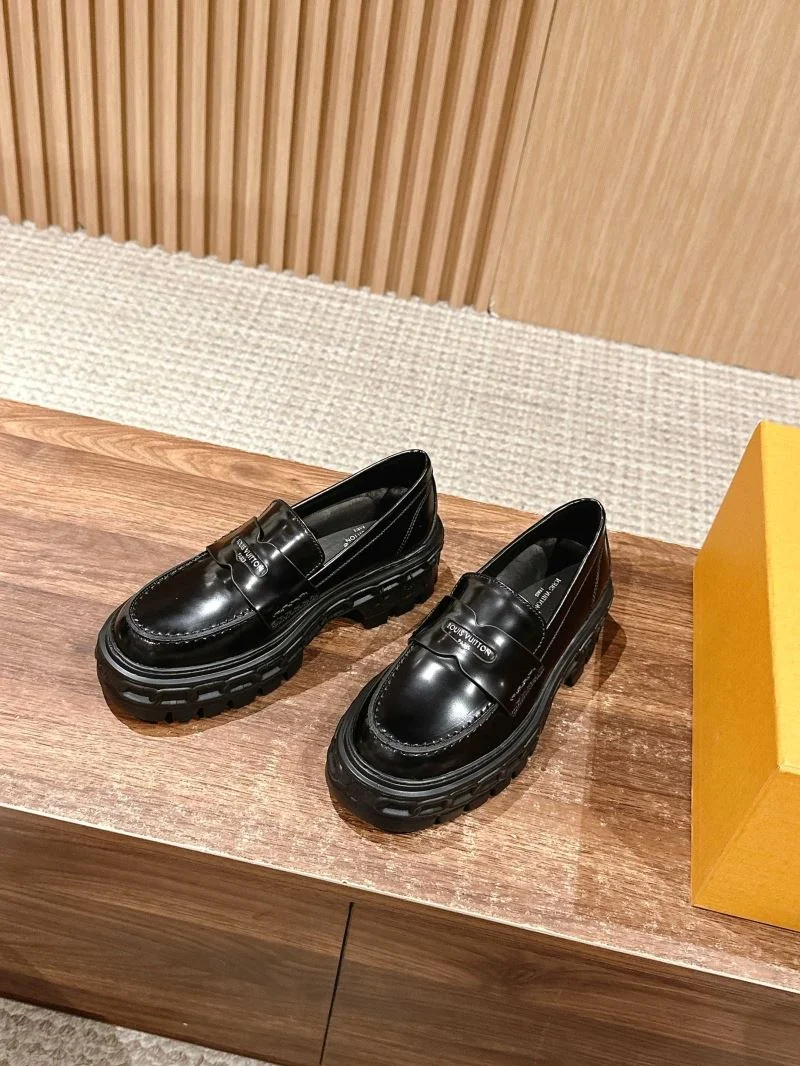 Soft Louis Vuitton Low Shoes 31928