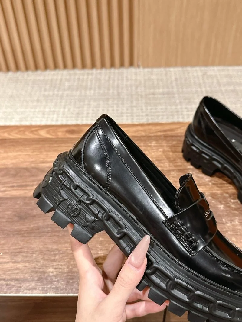 Soft Louis Vuitton Low Shoes 31928