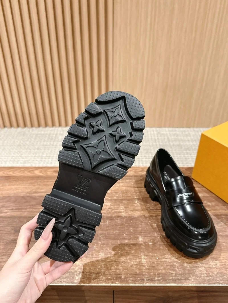 Soft Louis Vuitton Low Shoes 31928