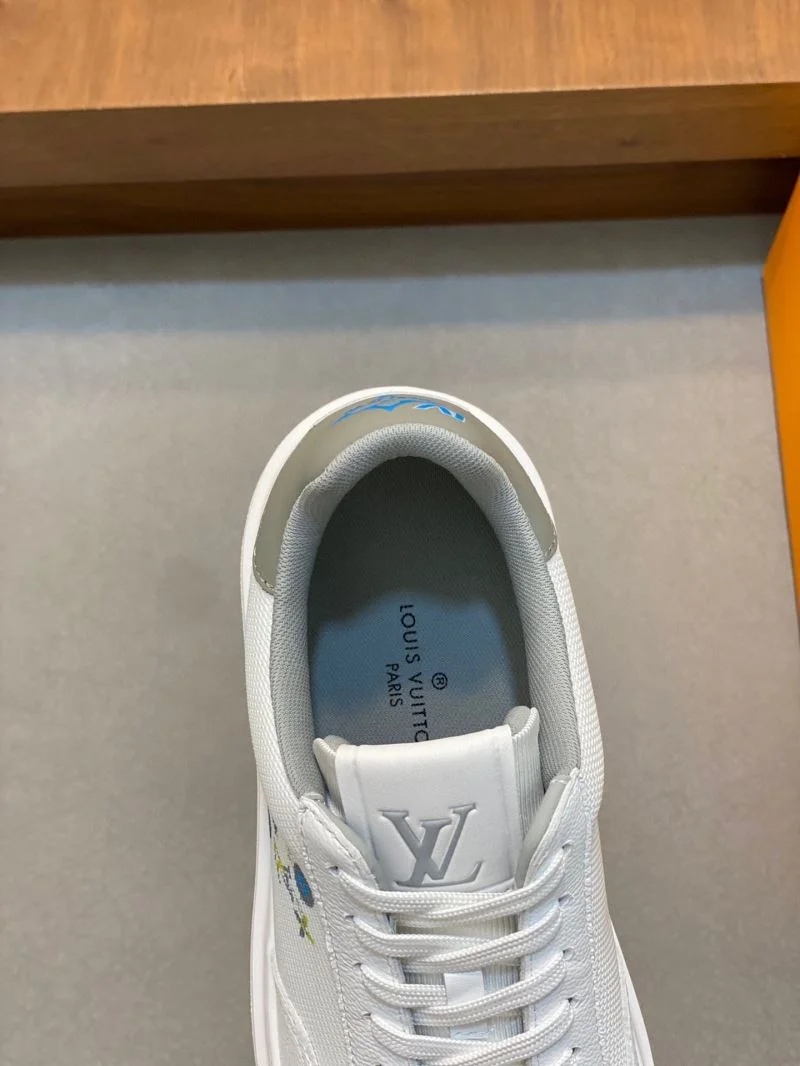 Sleek Louis Vuitton Low Shoes 32964