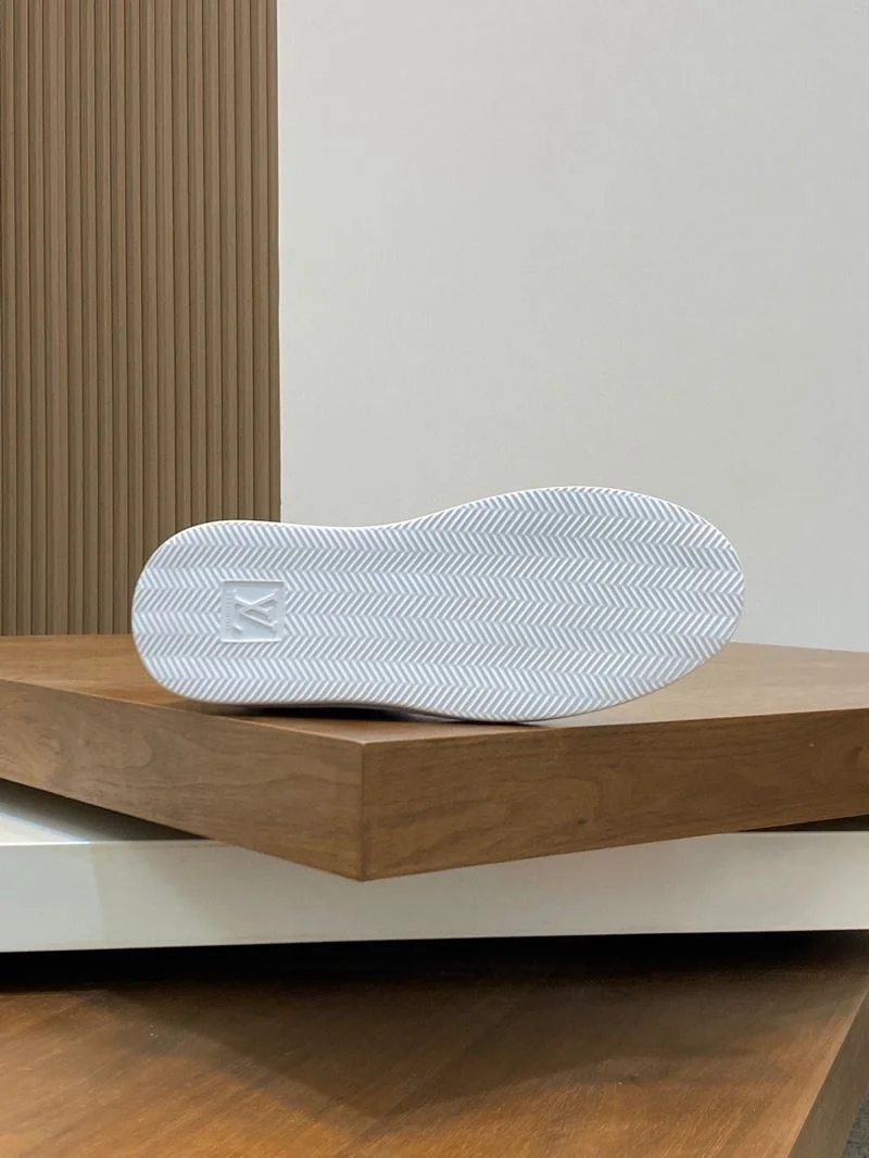 Louis Vuitton Low Shoes Trendsetting 32923