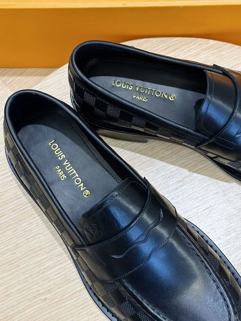 MultiPurpose Louis Vuitton Low Shoes 32907