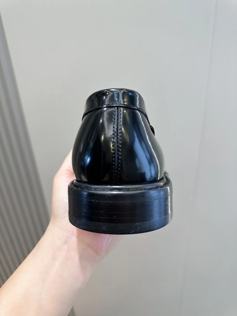 Durable Louis Vuitton Low Shoes 32913