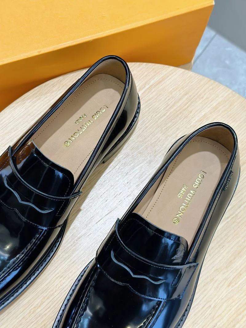 Durable Louis Vuitton Low Shoes 32913