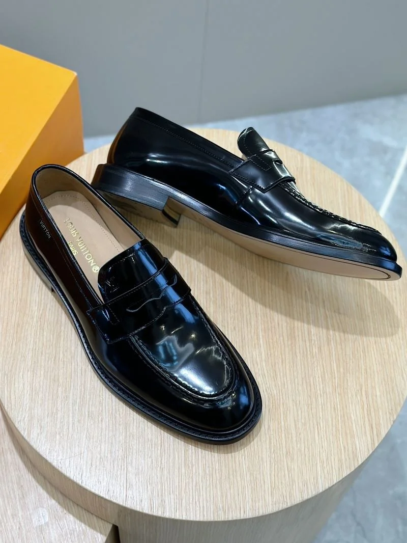 Durable Louis Vuitton Low Shoes 32913