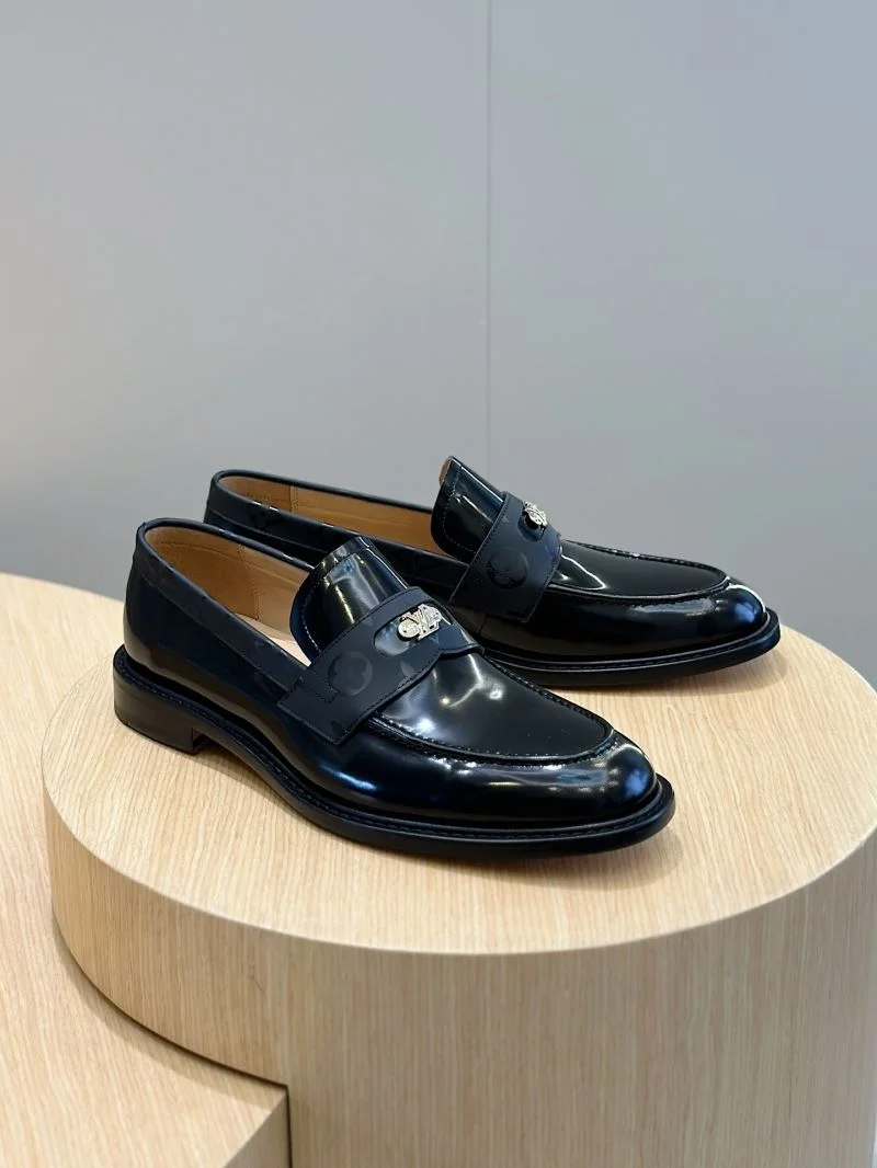 Fashionable Louis Vuitton Low Shoes 32912