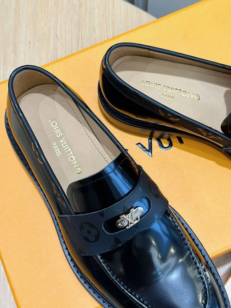 Fashionable Louis Vuitton Low Shoes 32912