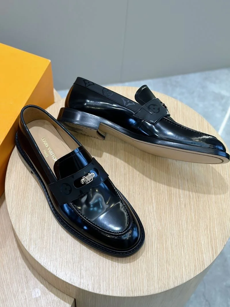 Fashionable Louis Vuitton Low Shoes 32912