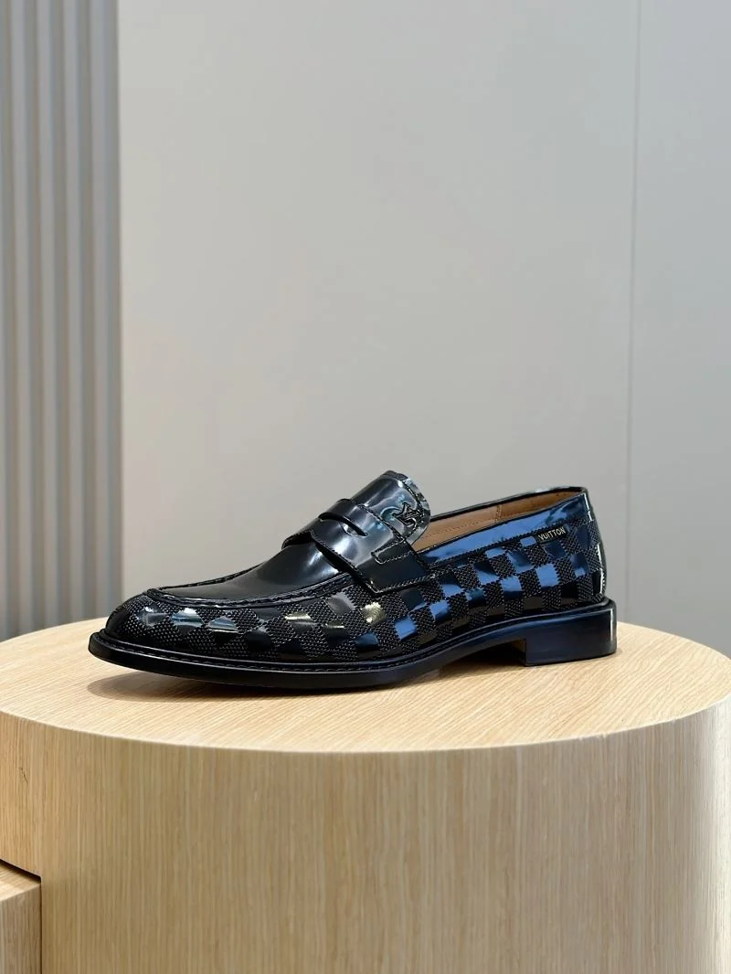 Louis Vuitton Low Shoes FashionForward 32910