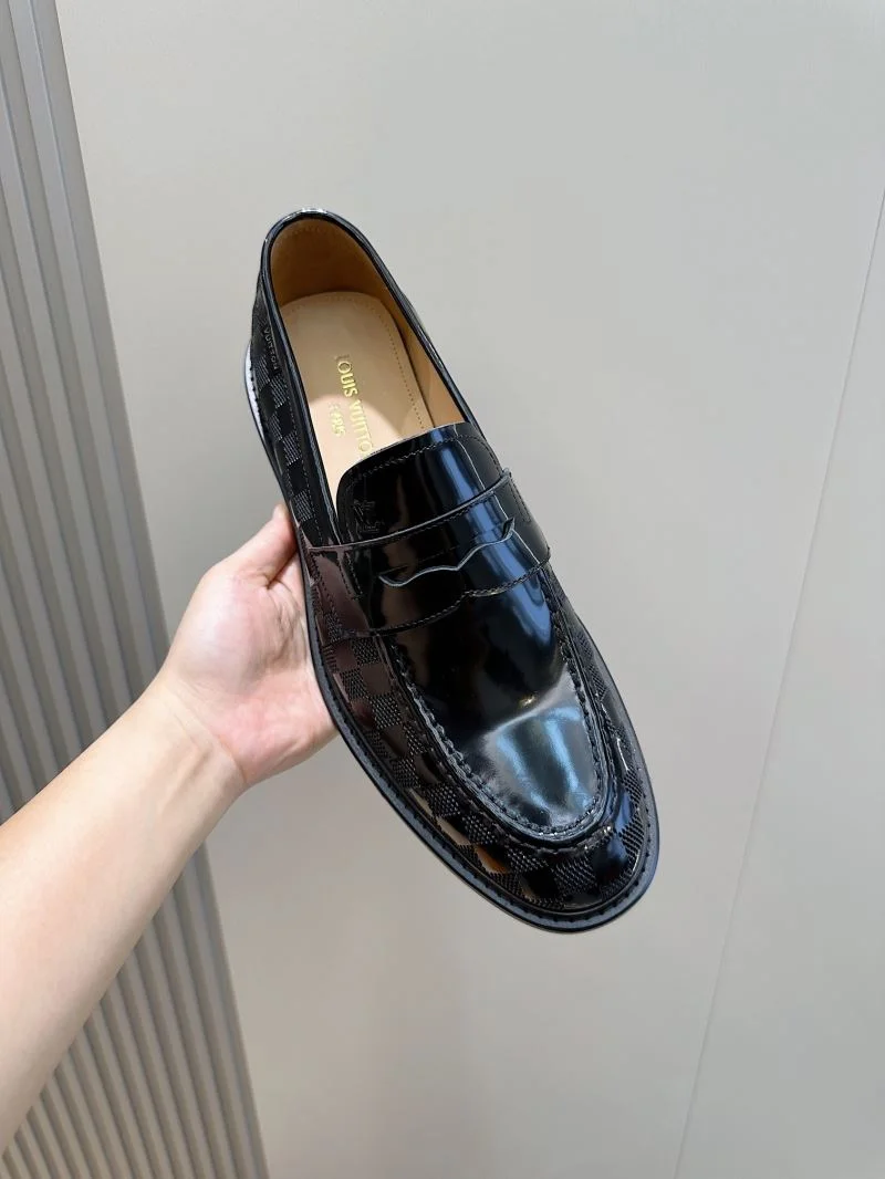 Louis Vuitton Low Shoes FashionForward 32910