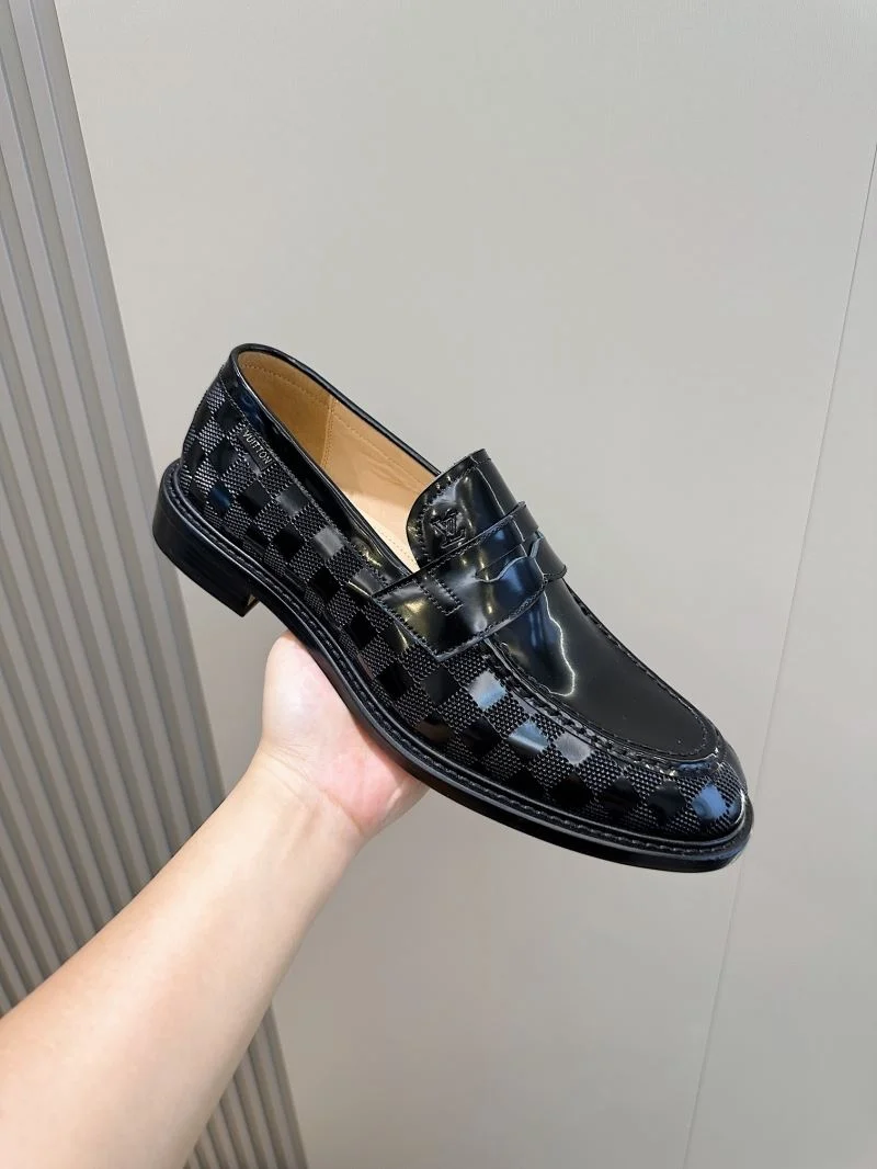 Louis Vuitton Low Shoes FashionForward 32910