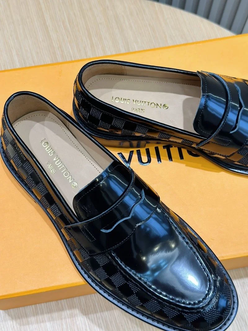 Louis Vuitton Low Shoes FashionForward 32910