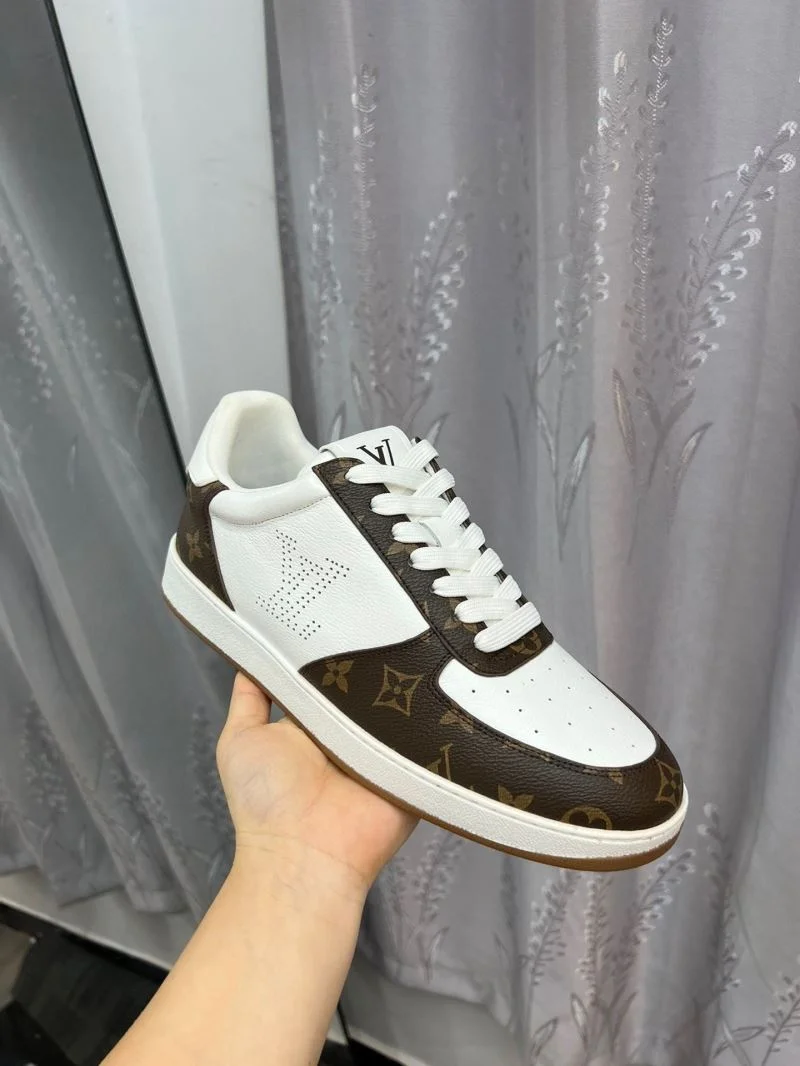 Sporty Louis Vuitton Low Shoes 32806