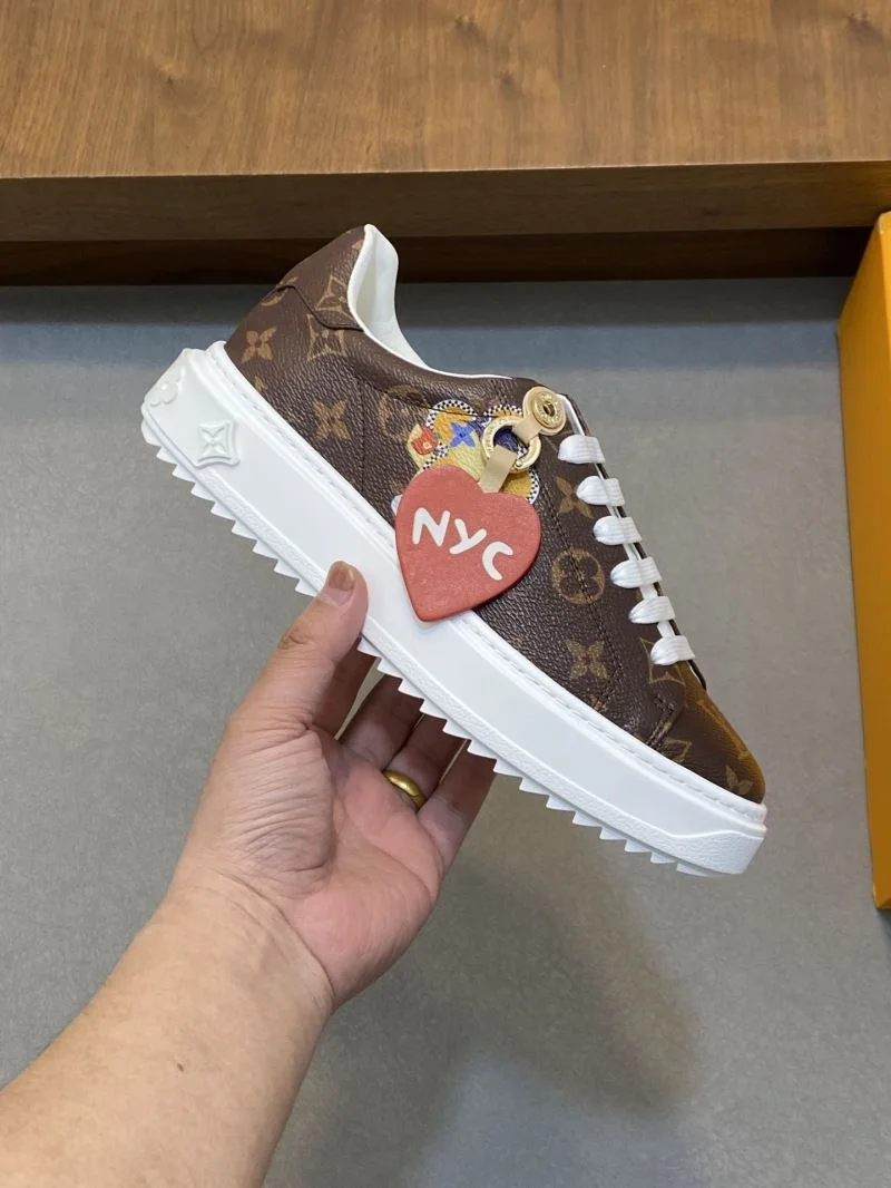 Versatile Louis Vuitton Low Shoes 32776