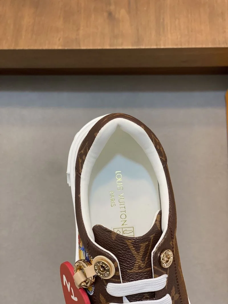 Versatile Louis Vuitton Low Shoes 32776