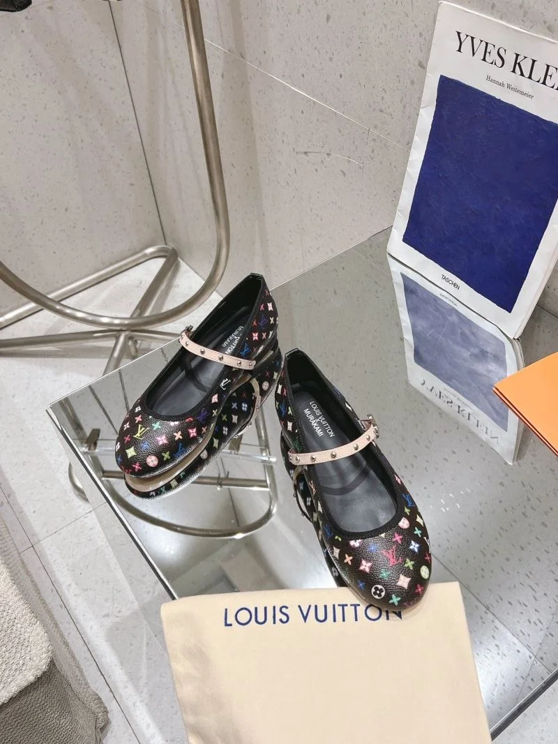 ZipUp Louis Vuitton Low Shoes 33317