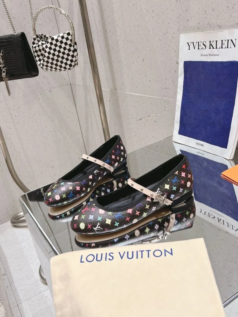 ZipUp Louis Vuitton Low Shoes 33317