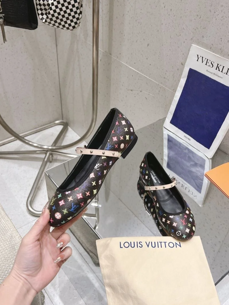 ZipUp Louis Vuitton Low Shoes 33317
