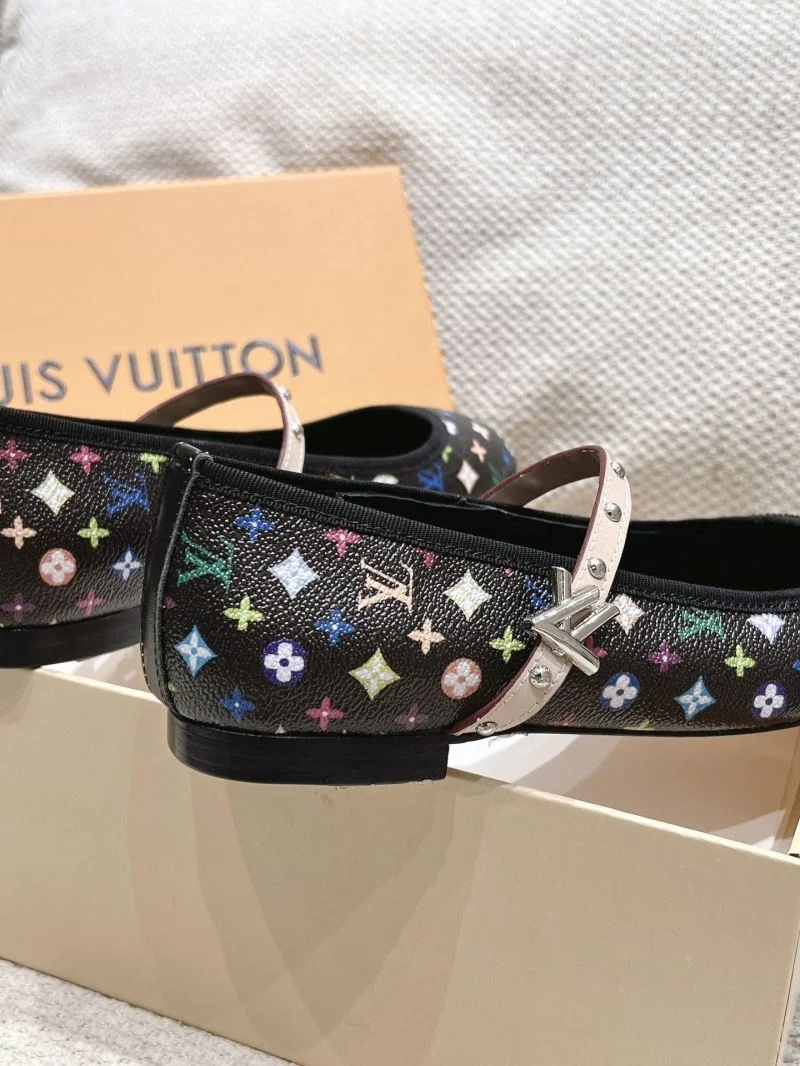 ZipUp Louis Vuitton Low Shoes 33317