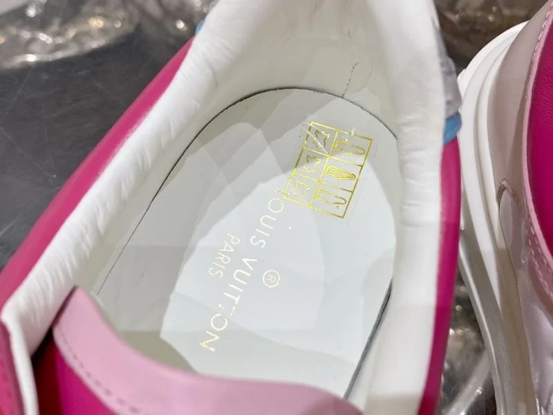 Compact Louis Vuitton Low Shoes 31221