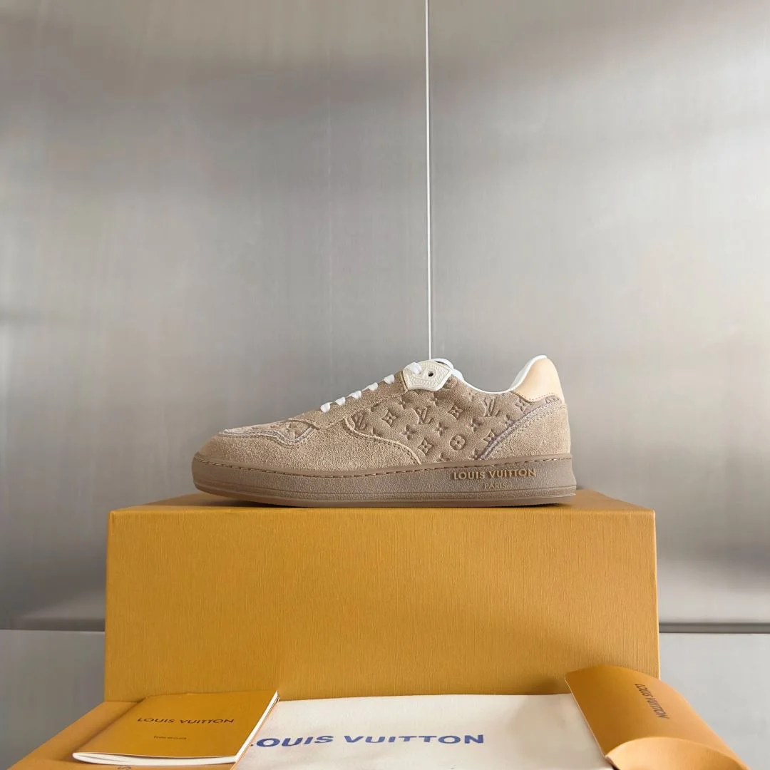 Minimalist Louis Vuitton Low Shoes 31197