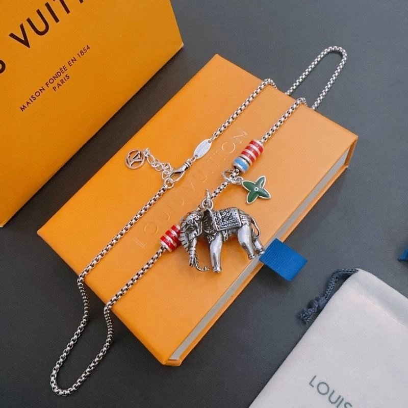 Louis Vuitton Necklaces Trendy 251380