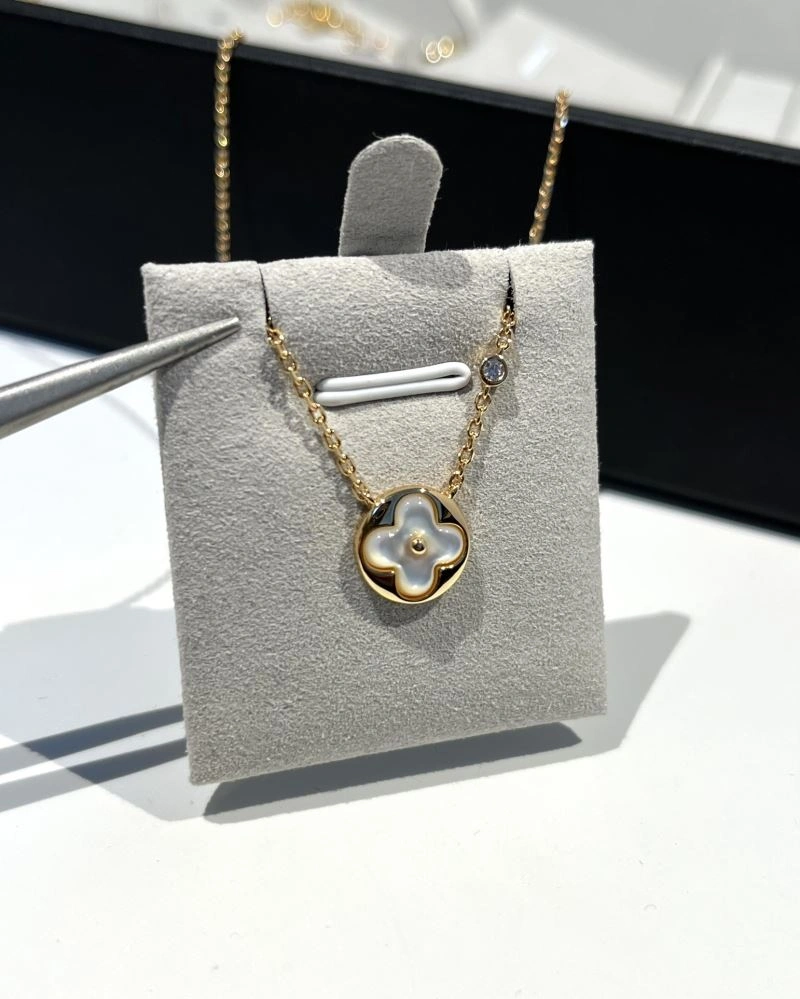 SunProtective Louis Vuitton Necklaces 251375