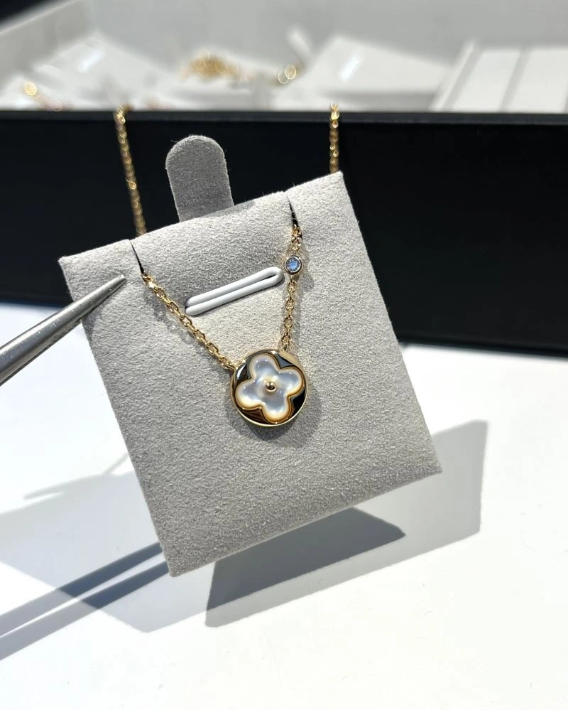 SunProtective Louis Vuitton Necklaces 251375