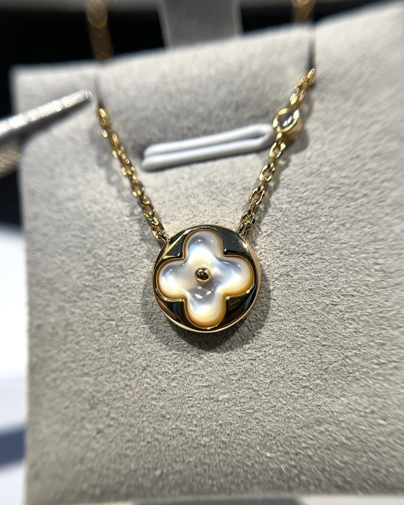 SunProtective Louis Vuitton Necklaces 251375