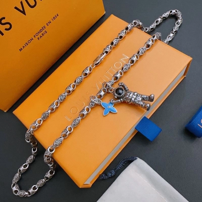 Louis Vuitton Necklaces Practical 251384