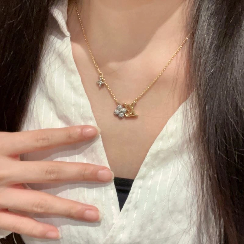 Louis Vuitton Necklaces Classic 251250