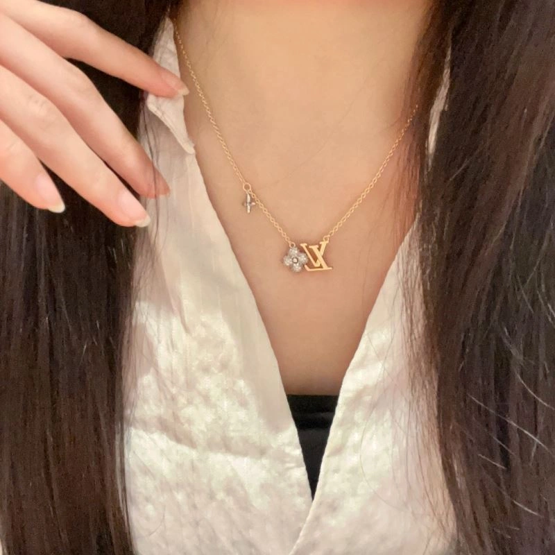 Louis Vuitton Necklaces Classic 251250