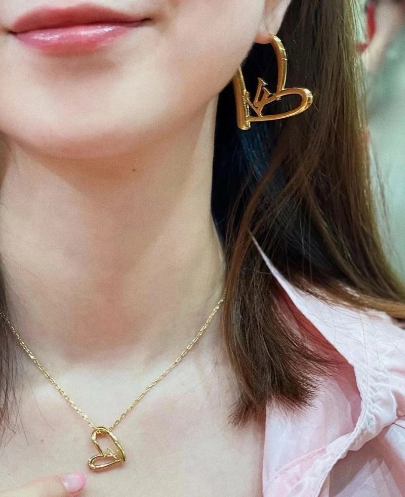 Seasonal Louis Vuitton Necklaces 251245