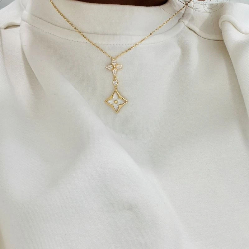 Louis Vuitton Necklaces UrbanChic 251210