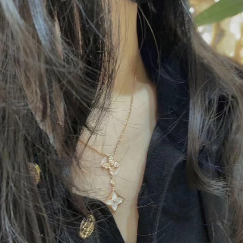 Louis Vuitton Necklaces UrbanChic 251210