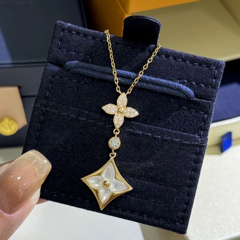 Louis Vuitton Necklaces UrbanChic 251210