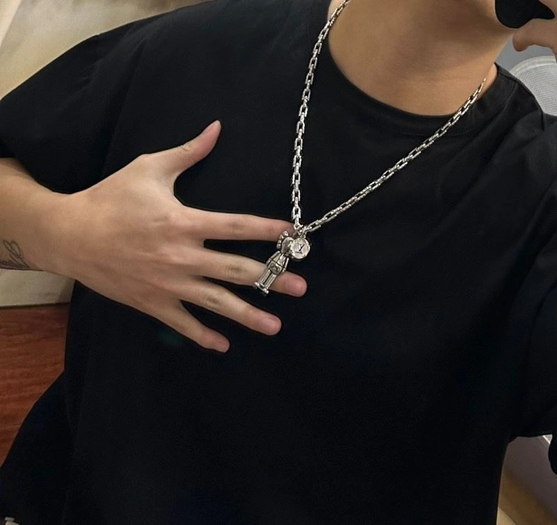 Functional Louis Vuitton Necklaces 251686