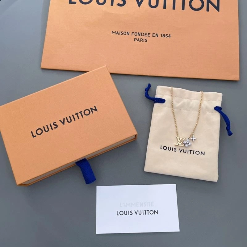 Elegant Louis Vuitton Necklaces 251705