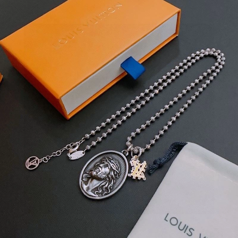 Versatile Louis Vuitton Necklaces 251701