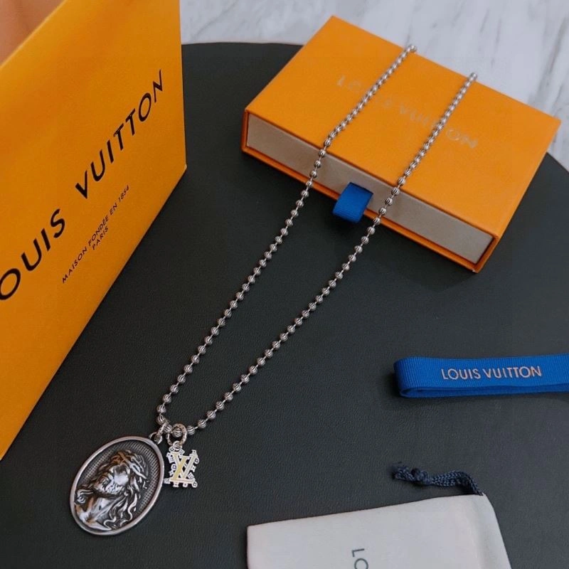 Versatile Louis Vuitton Necklaces 251701