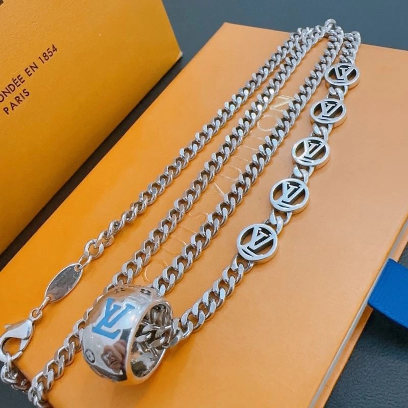 Effortless Louis Vuitton Necklaces 251667