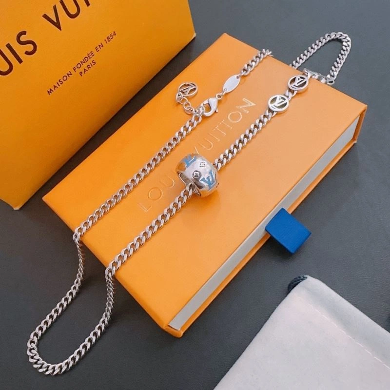 Effortless Louis Vuitton Necklaces 251667