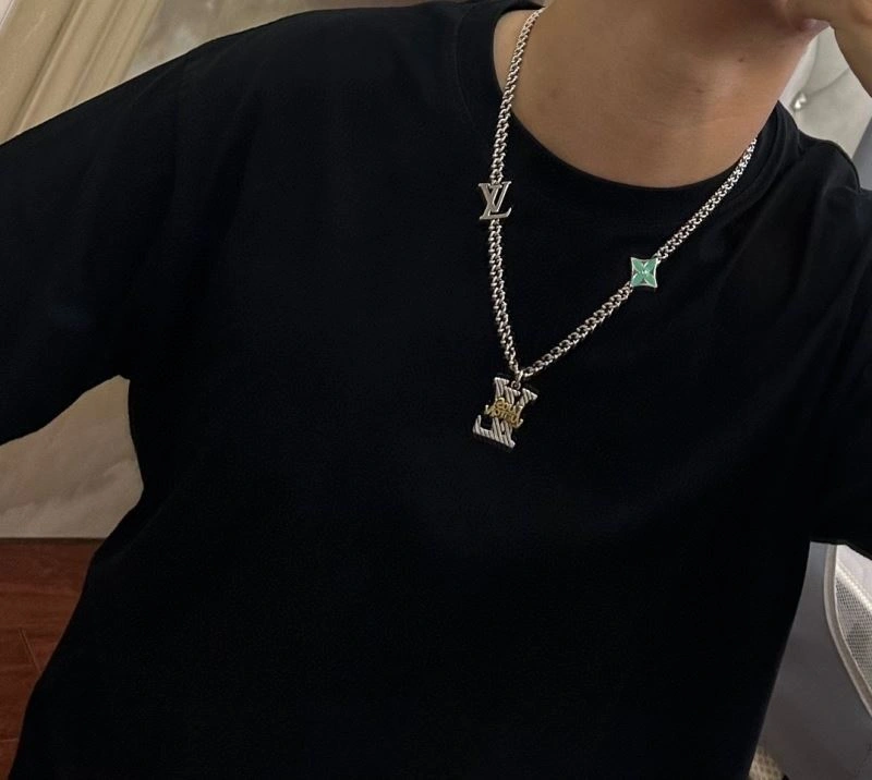 MoistureWicking Louis Vuitton Necklaces 251639