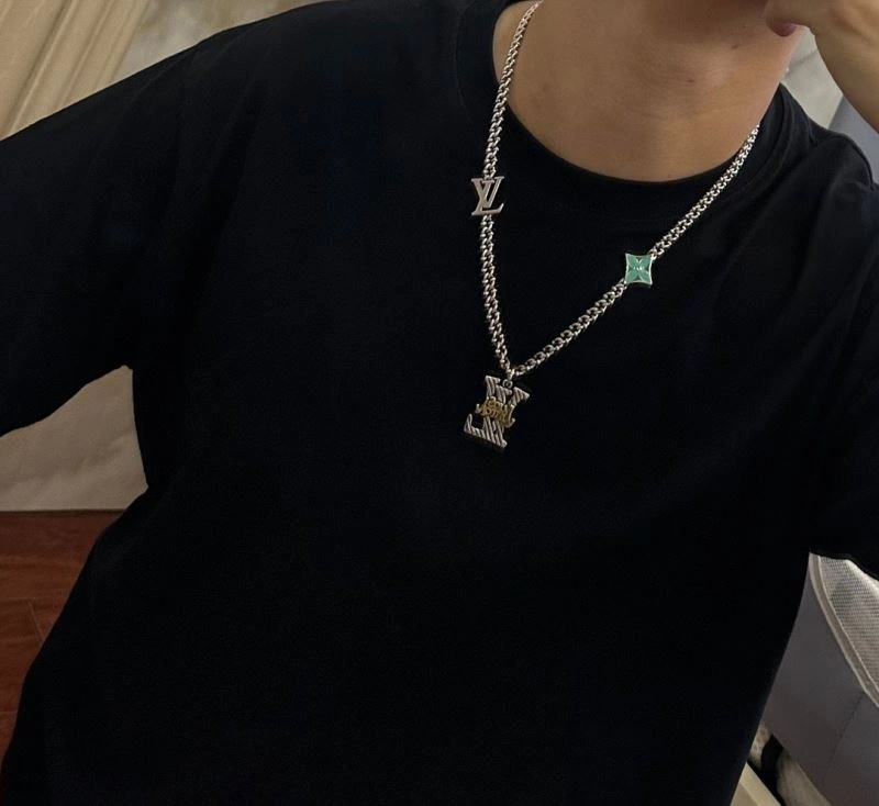 MoistureWicking Louis Vuitton Necklaces 251639