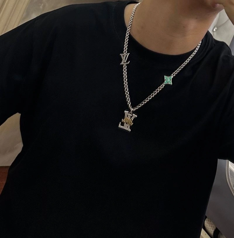 MoistureWicking Louis Vuitton Necklaces 251639