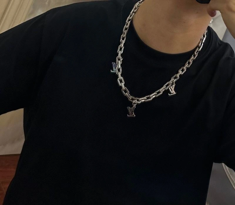 Louis Vuitton Necklaces Flexible 251658