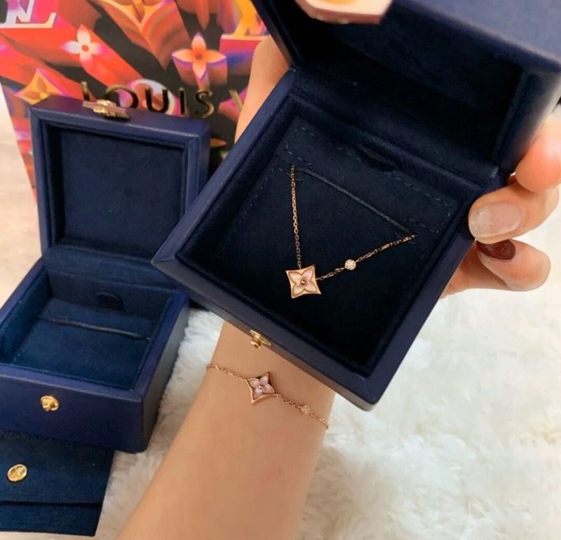 Louis Vuitton Necklaces Original 251638