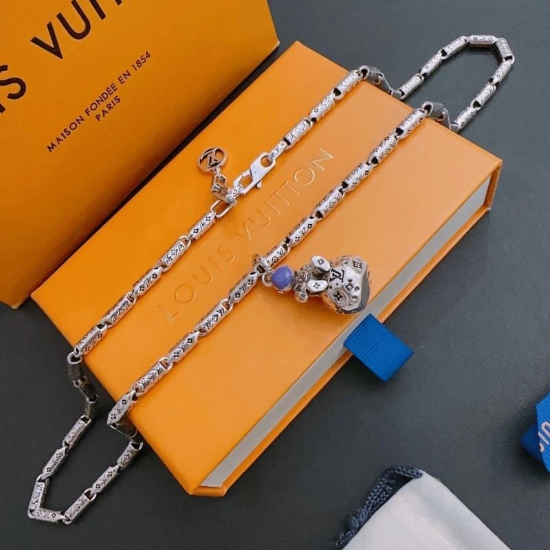 Versatile Louis Vuitton Necklaces 251644