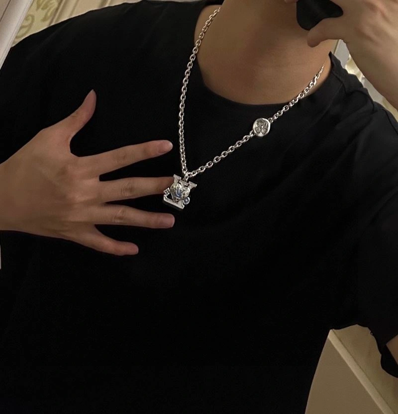 Louis Vuitton Necklaces Sporty 251637
