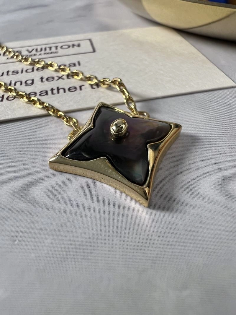 Louis Vuitton Necklaces Effortless 251636